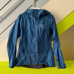Arcteryx Beta SL Hybrid Jacket women’s size M. Sapphire Blue